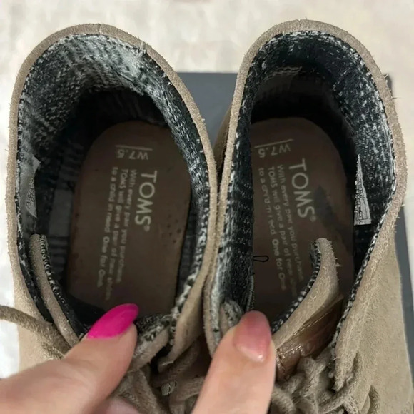 TOMS Desert Wedge Taupe 7.5 Wedge Boots Neutral Fall Shoes Back to School EUC - Picture 4 of 15